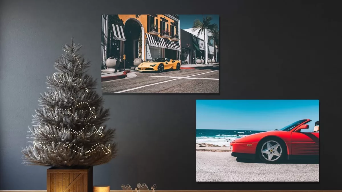 Composition de tableaux automobiles montrant une supercar jaune en ville et une Ferrari rouge au bord de la mer, présentés dans un décor de Noël avec sapin illuminé - Collection exclusive Cars and Roses
