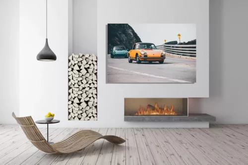 Photographie déco murale de Porsche 911 classique orange sur route côtière sinueuse suivie d'une Porsche bleu turquoise, parfaite pour décoration intérieure automobile vintage Photographie déco murale de Porsche 911 classique orange sur route côtière sinueuse suivie d'une Porsche bleu turquoise, parfaite pour décoration intérieure automobile vintage