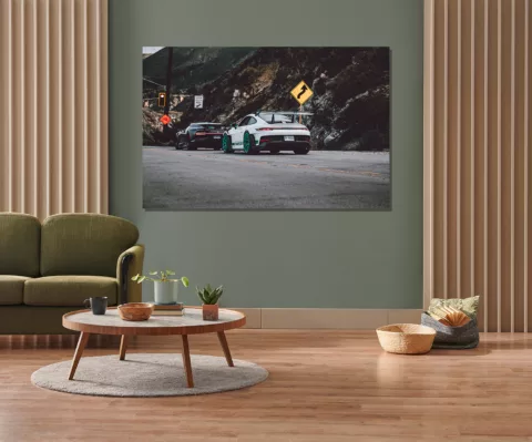 Photo déco murale de Porsche GT3 RS blanche avec jantes turquoise et Bugatti Chiron noire sur route de canyon, parfaite pour décoration intérieure automobile de luxe