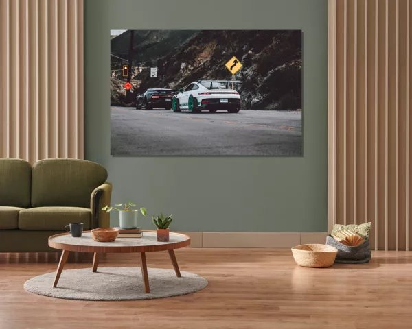 Photo déco murale de Porsche GT3 RS blanche avec jantes turquoise et Bugatti Chiron noire sur route de canyon, parfaite pour décoration intérieure automobile de luxe