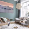 Boho interior design of living room with sofa and rattan armchai Photographie du glacier Jökulsárlón montrant des icebergs bleu azur flottant sur le lagon glaciaire sous un ciel crépusculaire aux teintes roses et le vaste glacier en arrière-plan