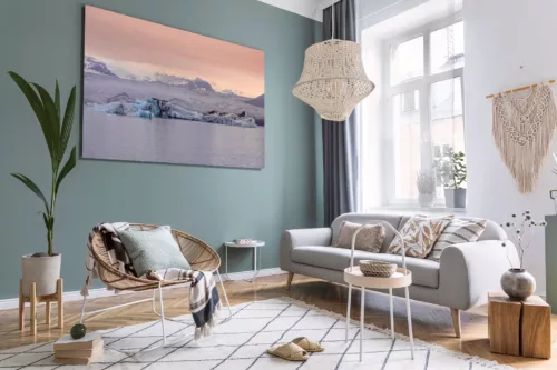 Boho interior design of living room with sofa and rattan armchai Photographie du glacier Jökulsárlón montrant des icebergs bleu azur flottant sur le lagon glaciaire sous un ciel crépusculaire aux teintes roses et le vaste glacier en arrière-plan