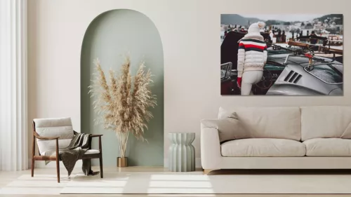 empty poster frame on beige wall in living room interior with mo Photographie de Ferrari 275 GTB montrant une personne en tenue d'hiver blanche avec équipement de ski monté sur une Ferrari argentée classique au Concours d'Élégance de St. Moritz 2023