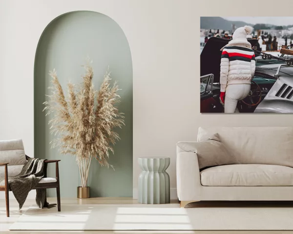 Photographie de Ferrari 275 GTB montrant une personne en tenue d'hiver blanche avec équipement de ski monté sur une Ferrari argentée classique au Concours d'Élégance de St. Moritz 2023