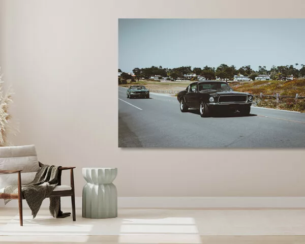 Photographie vintage Ford Mustang, tirage d'art affiché dans un salon moderne minimaliste