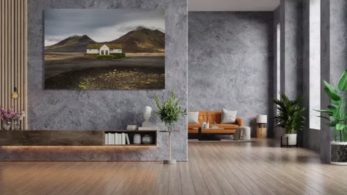 Photographie encadrée du Lonely Diner d'Islande affichée dans un intérieur moderne au-dessus d'un canapé