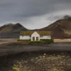 Restaurant solitaire couvert de mousse dans les hautes terres volcaniques du nord-est de l'Islande près de Möðrudalsleið avec montagnes dramatiques