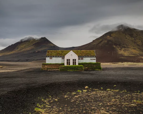 Restaurant solitaire couvert de mousse dans les hautes terres volcaniques du nord-est de l'Islande près de Möðrudalsleið avec montagnes dramatiques