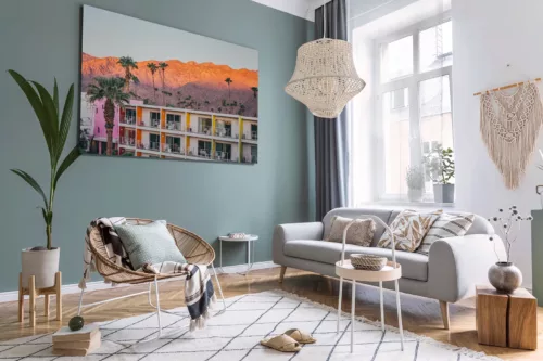 Boho interior design of living room with sofa and rattan armchai Photographie encadrée du Sunset Saguaro Palm Springs affichée dans un intérieur moderne scandinave au-dessus d'un canapé blanc