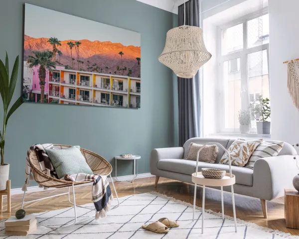 Photographie encadrée du Sunset Saguaro Palm Springs affichée dans un intérieur moderne scandinave au-dessus d'un canapé blanc