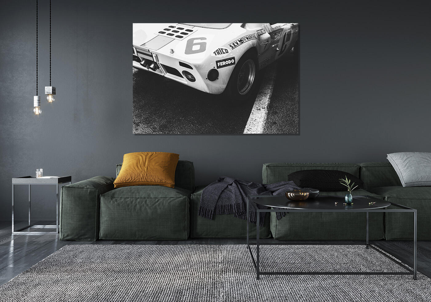 poster voiture noir et blanc, voiture de course accrochée au mur d'un salon moderne, avec canapé vert, tapis gris et lampe suspendue. poster voiture noir et blanc, voiture de course accrochée au mur d'un salon moderne, avec canapé vert, tapis gris et lampe suspendue.