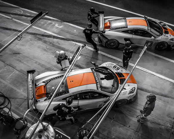 Photo McLaren Mp4 GT3 au ravitaillement - Cars and Roses