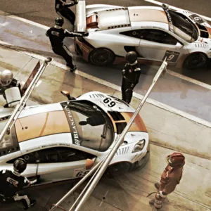 Photo McLaren Mp4 GT3 au ravitaillement - Cars and Roses