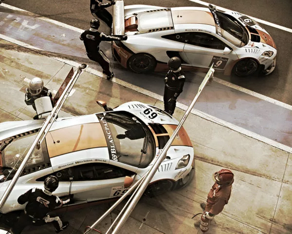 Photo McLaren Mp4 GT3 au ravitaillement - Cars and Roses