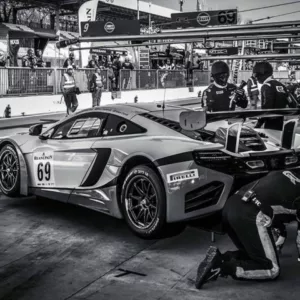 Photo McLaren Mp4 GT3 au ravitaillement - Cars and Roses