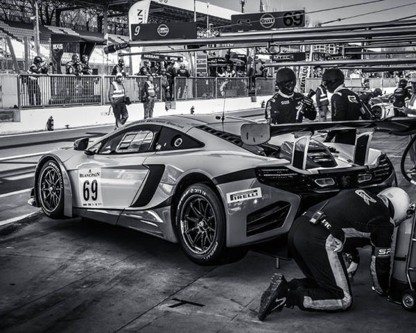 Photo McLaren Mp4 GT3 au ravitaillement - Cars and Roses