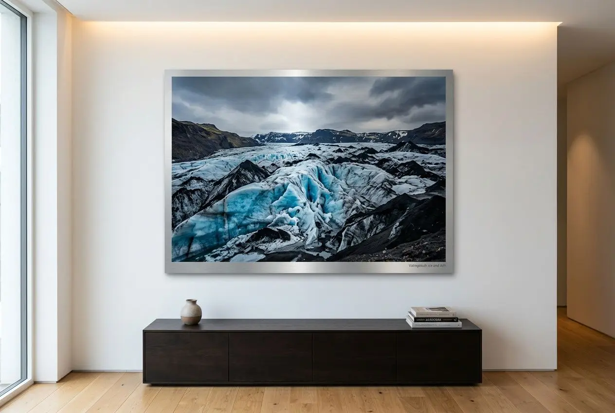 Photo paysage grand format affiché au mur, montrant un glacier bleu et des montagnes, encadré et posé au-dessus d’un meuble noir dans un salon lumineux.