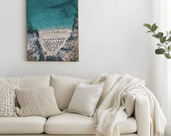 Photographie aérienne de Crète exposée en grand format dans un salon blanc minimaliste – art mural méditerranéen