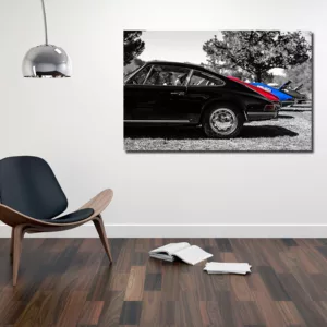 Photo sur aluminium c'est quoi : pièce moderne avec un tableau couleur noir et blanc d'une voiture ancienne accrochée sur le mur, cadre minimaliste et mobilier élégant.