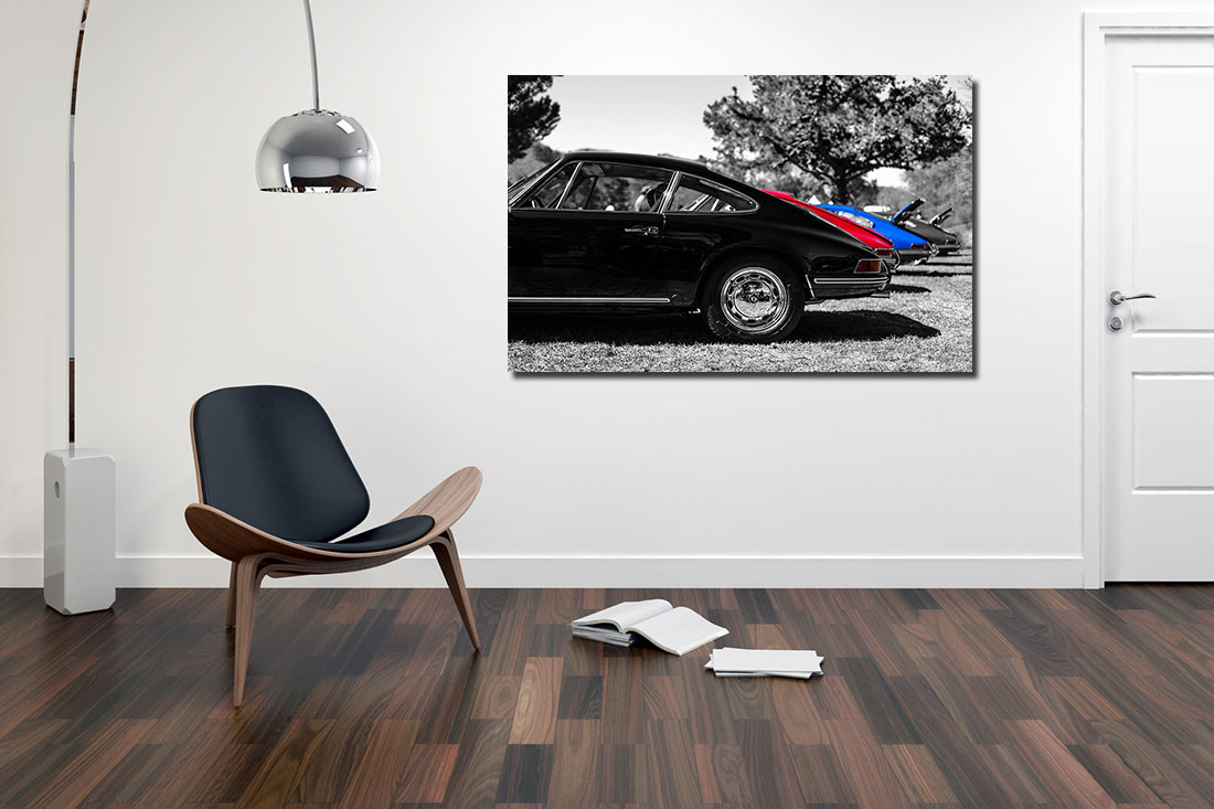 Photo sur aluminium c'est quoi : pièce moderne avec un tableau couleur noir et blanc d'une voiture ancienne accrochée sur le mur, cadre minimaliste et mobilier élégant.