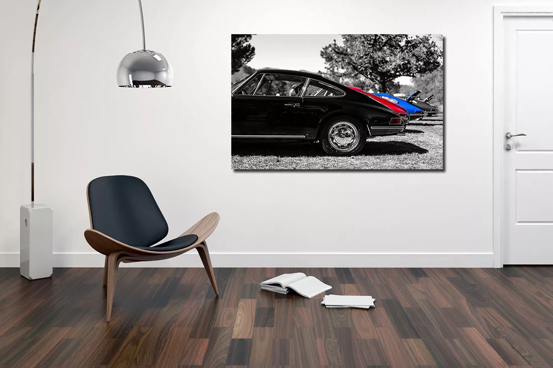 Photo sur aluminium c'est quoi : pièce moderne avec un tableau couleur noir et blanc d'une voiture ancienne accrochée sur le mur, cadre minimaliste et mobilier élégant.
