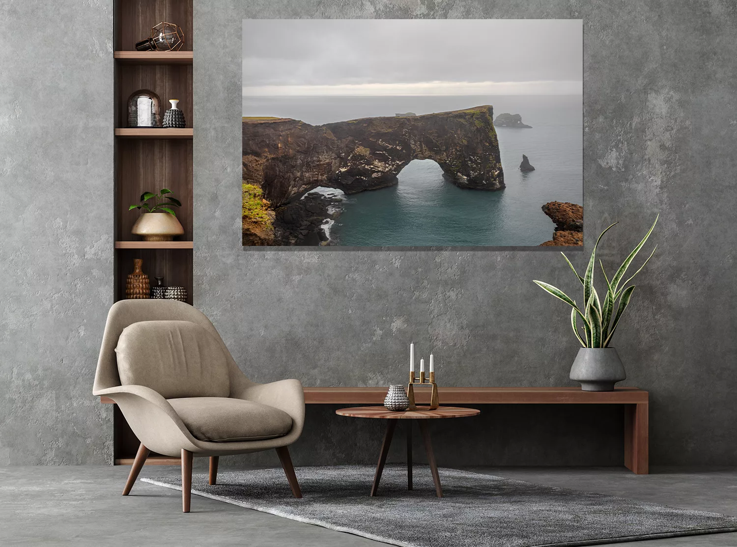 Tableau d’une mer côtière islandaise avec une arche rocheuse, posé sur un mur gris moderne.