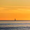 Minimalist Sunsent Marbella Photographie fine art coucher de soleil minimaliste Marbella voilier solitaire mer Méditerranée Costa del Sol édition limitée tableau paysage orange