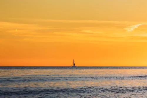 Minimalist Sunsent Marbella Photographie fine art coucher de soleil minimaliste Marbella voilier solitaire mer Méditerranée Costa del Sol édition limitée tableau paysage orange