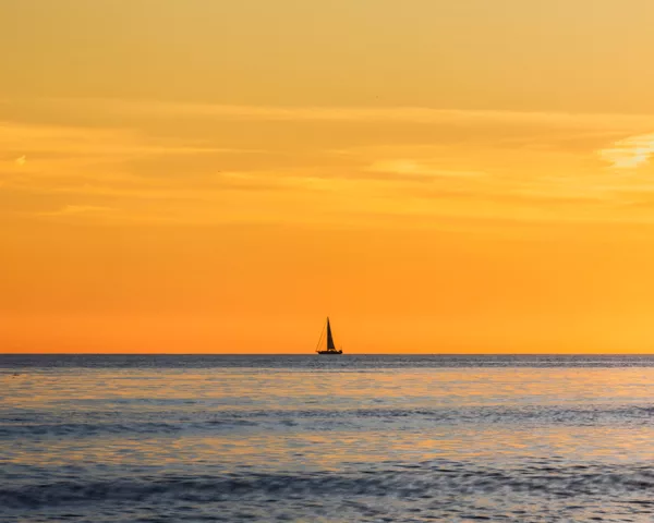 Minimalist Sunsent Marbella Photographie fine art coucher de soleil minimaliste Marbella voilier solitaire mer Méditerranée Costa del Sol édition limitée tableau paysage orange