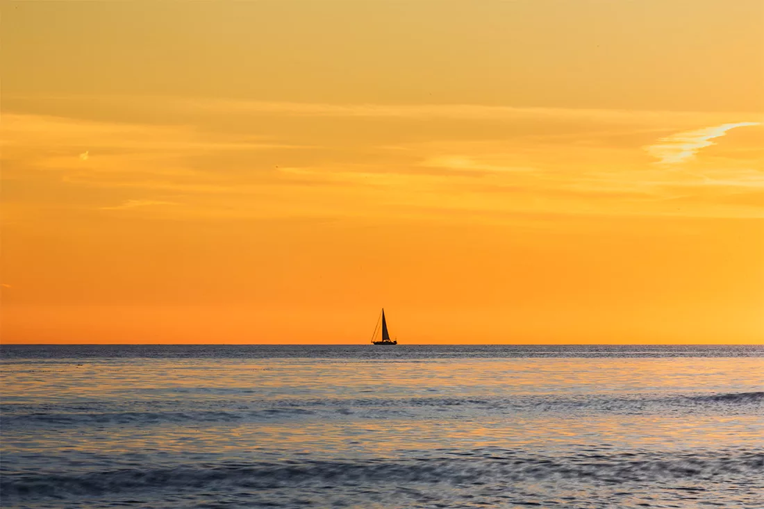 Photographie fine art coucher de soleil minimaliste Marbella voilier solitaire mer Méditerranée Costa del Sol édition limitée tableau paysage orange