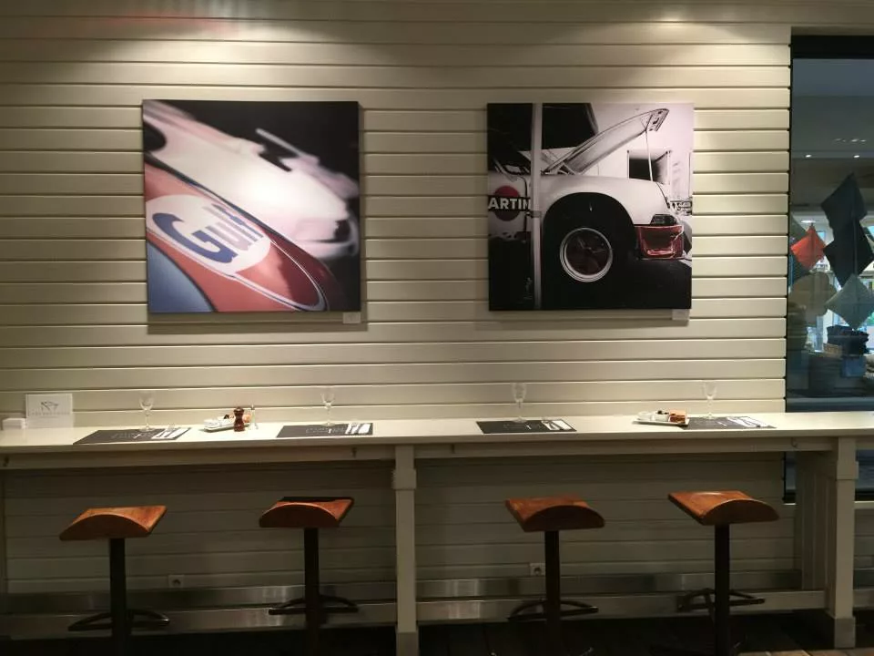 Œuvre Cars and Roses installée chez un client – impression fine art