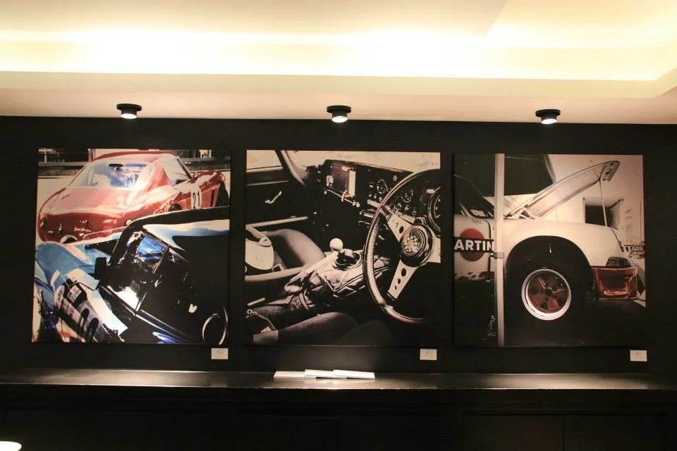 Œuvre Cars and Roses installée chez un client – impression fine art