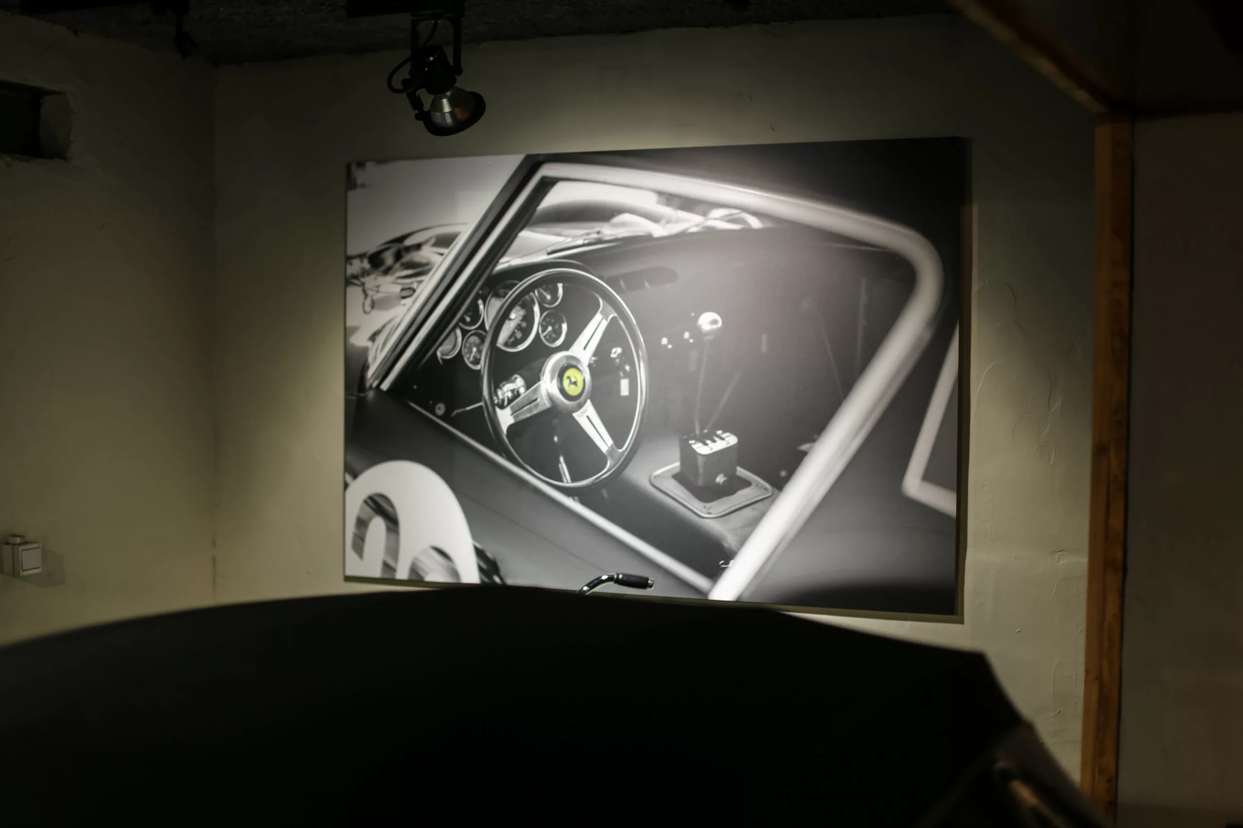 Œuvre Cars and Roses installée chez un client – impression fine art