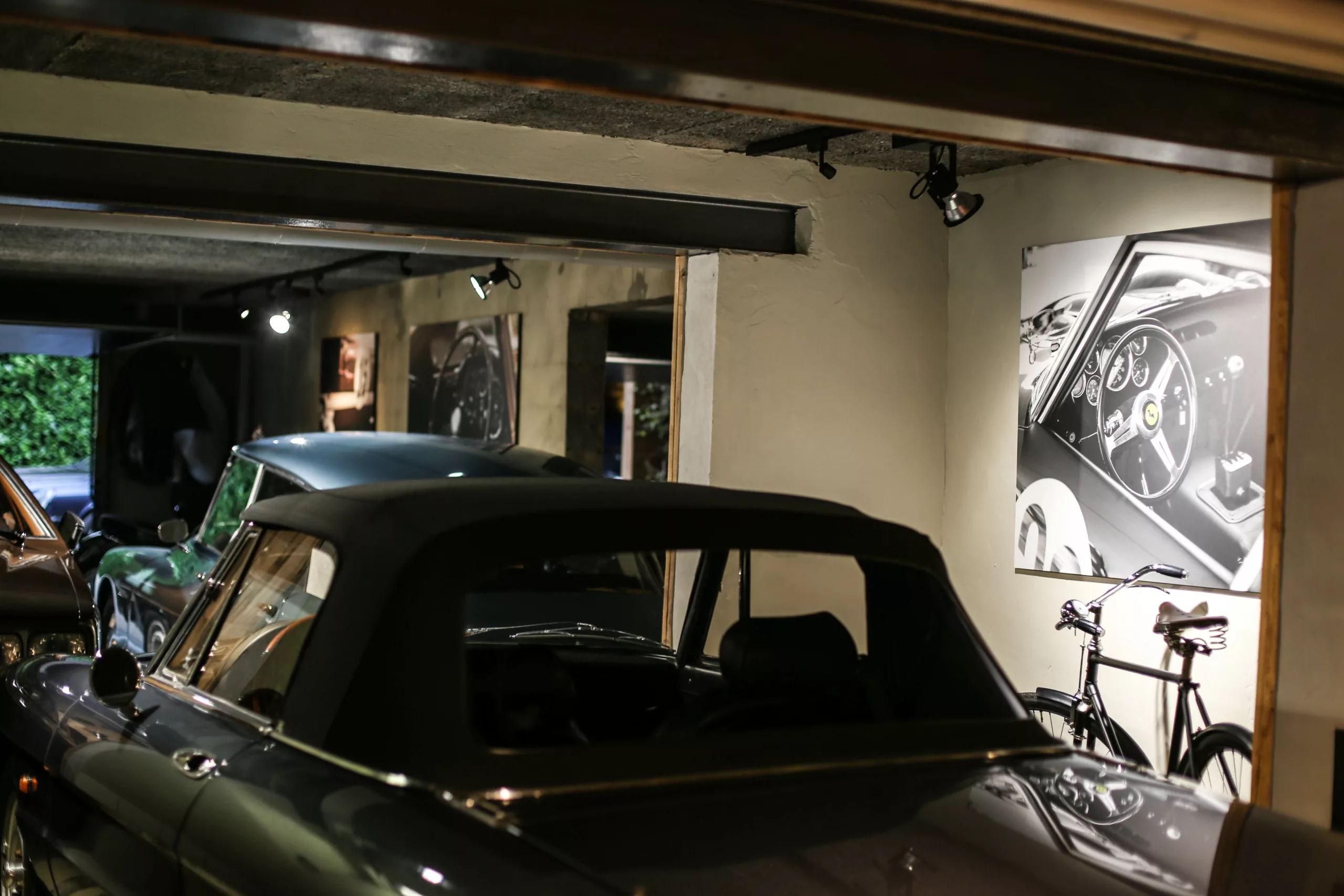 Œuvre Cars and Roses installée chez un client – impression fine art