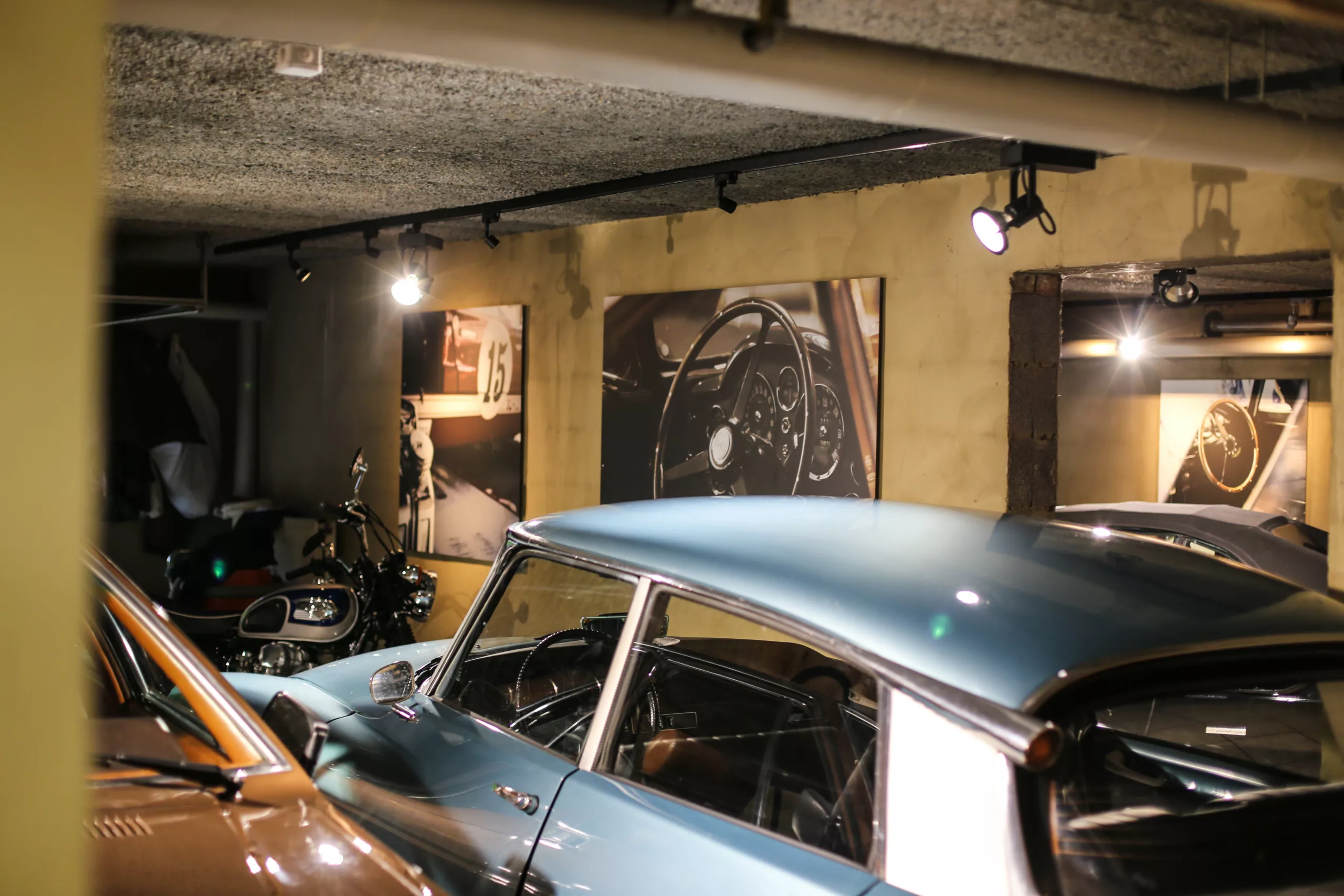 Œuvre Cars and Roses installée chez un client – impression fine art