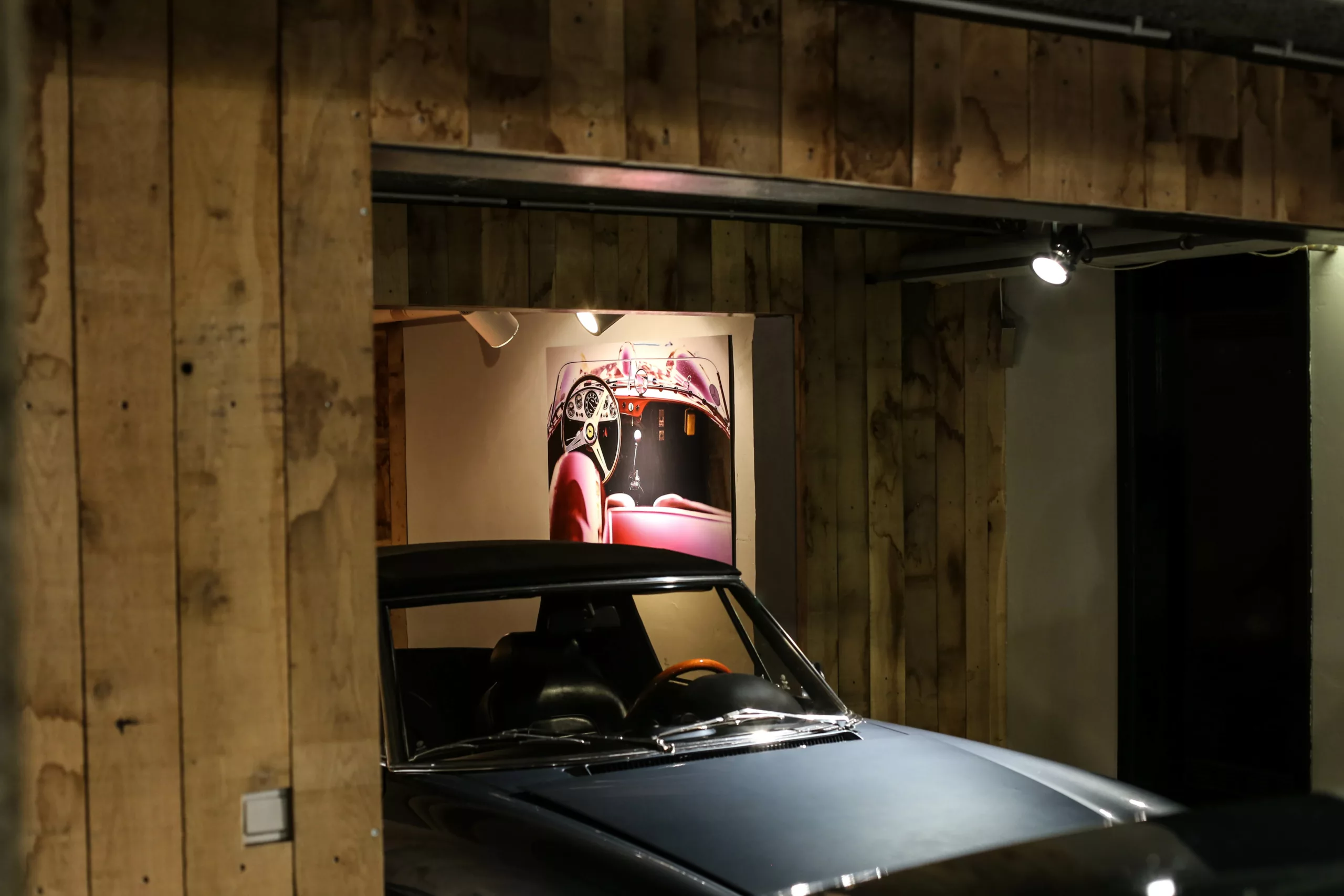 Œuvre Cars and Roses installée chez un client – impression fine art
