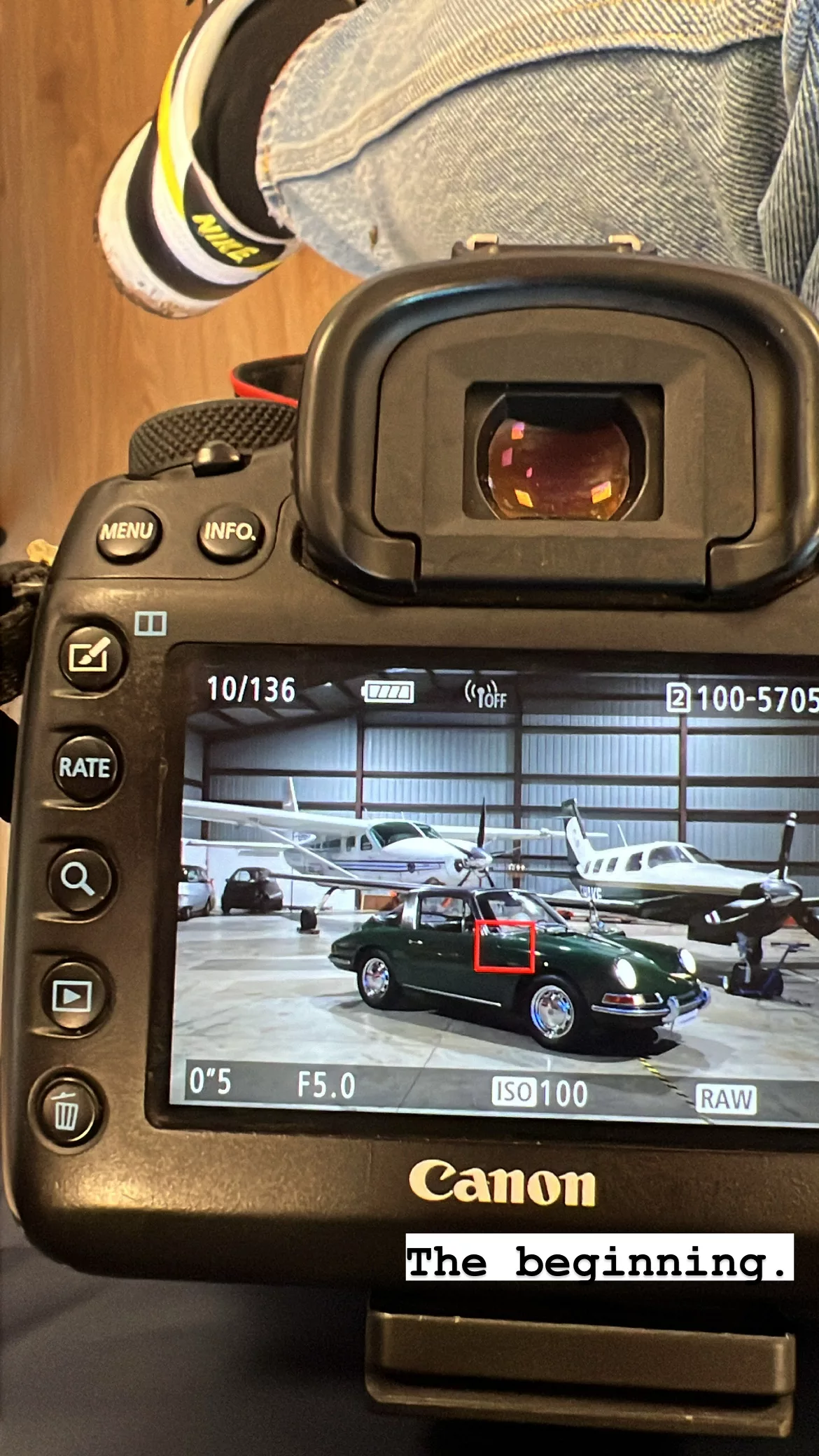 Écran de l'appareil photo montrant une voiture classique dans un hangar à avions