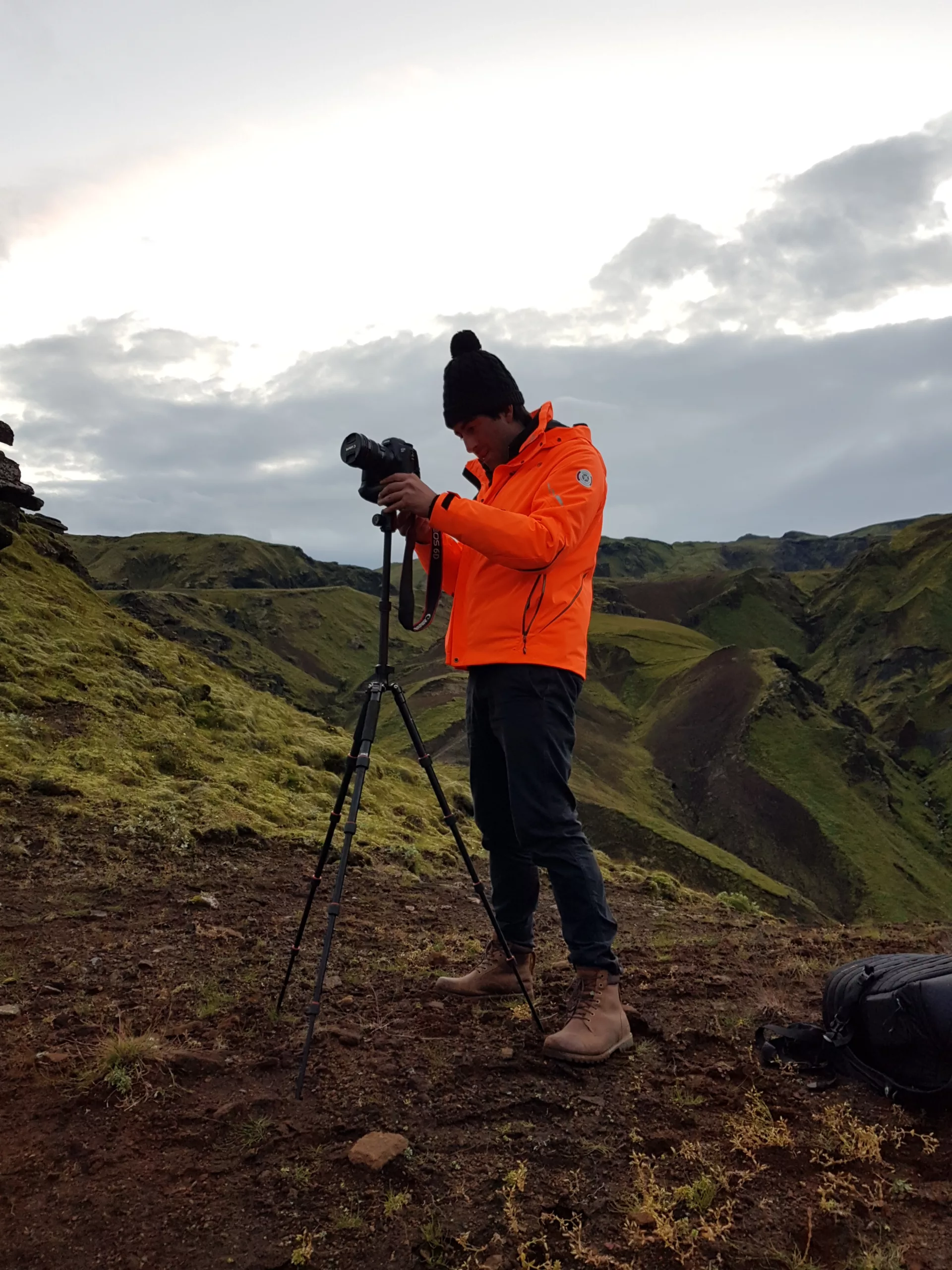 Photographe sur un trépied dans les hautes terres islandaises