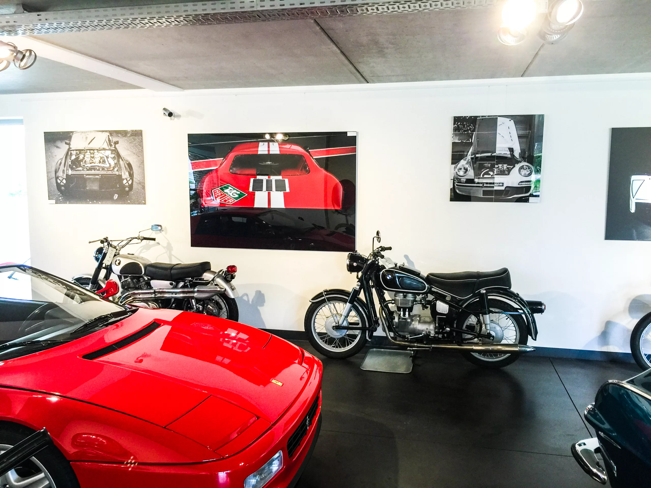 Œuvre Cars and Roses installée chez un client – impression fine art