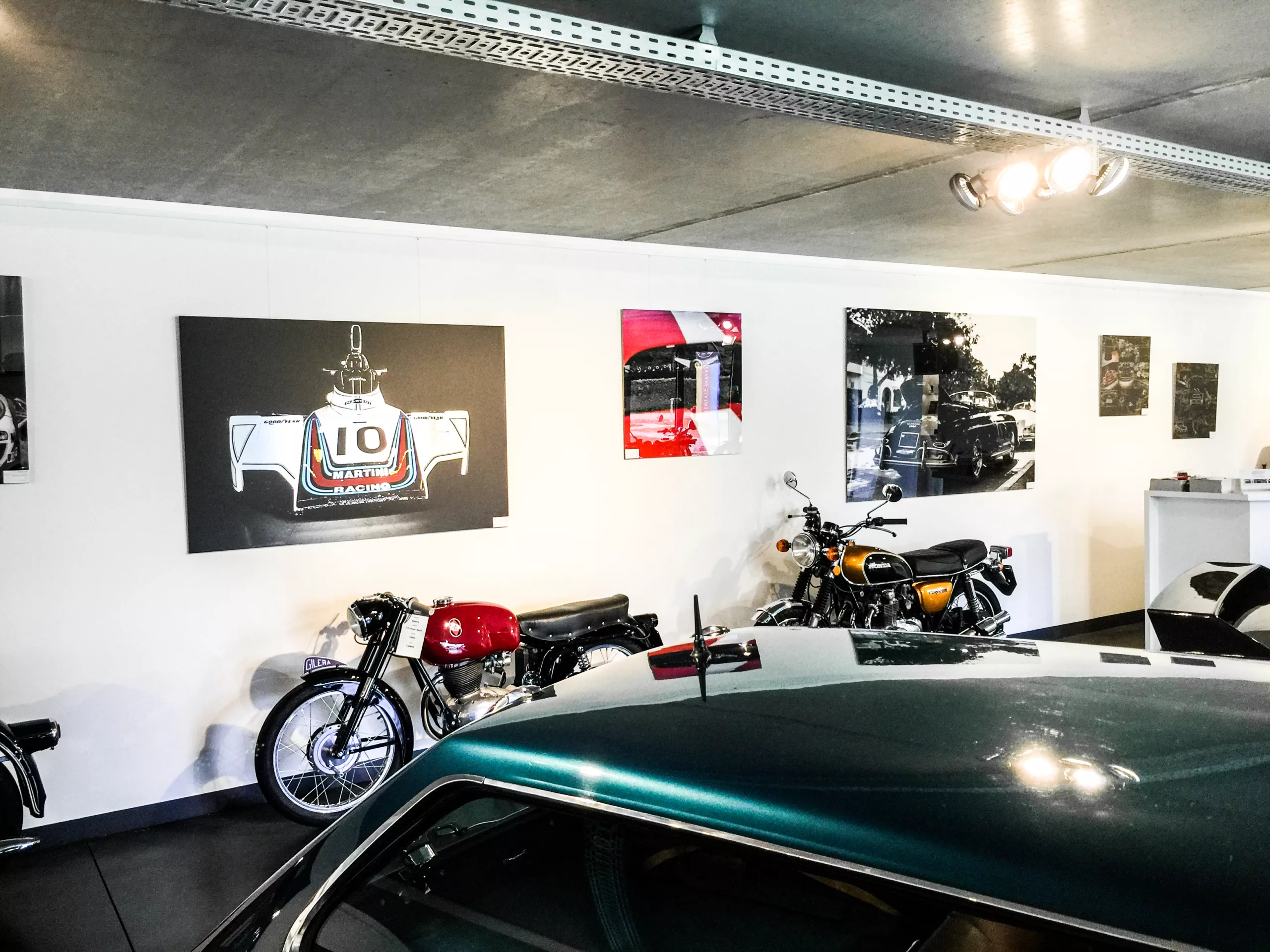 Œuvre Cars and Roses installée chez un client – impression fine art