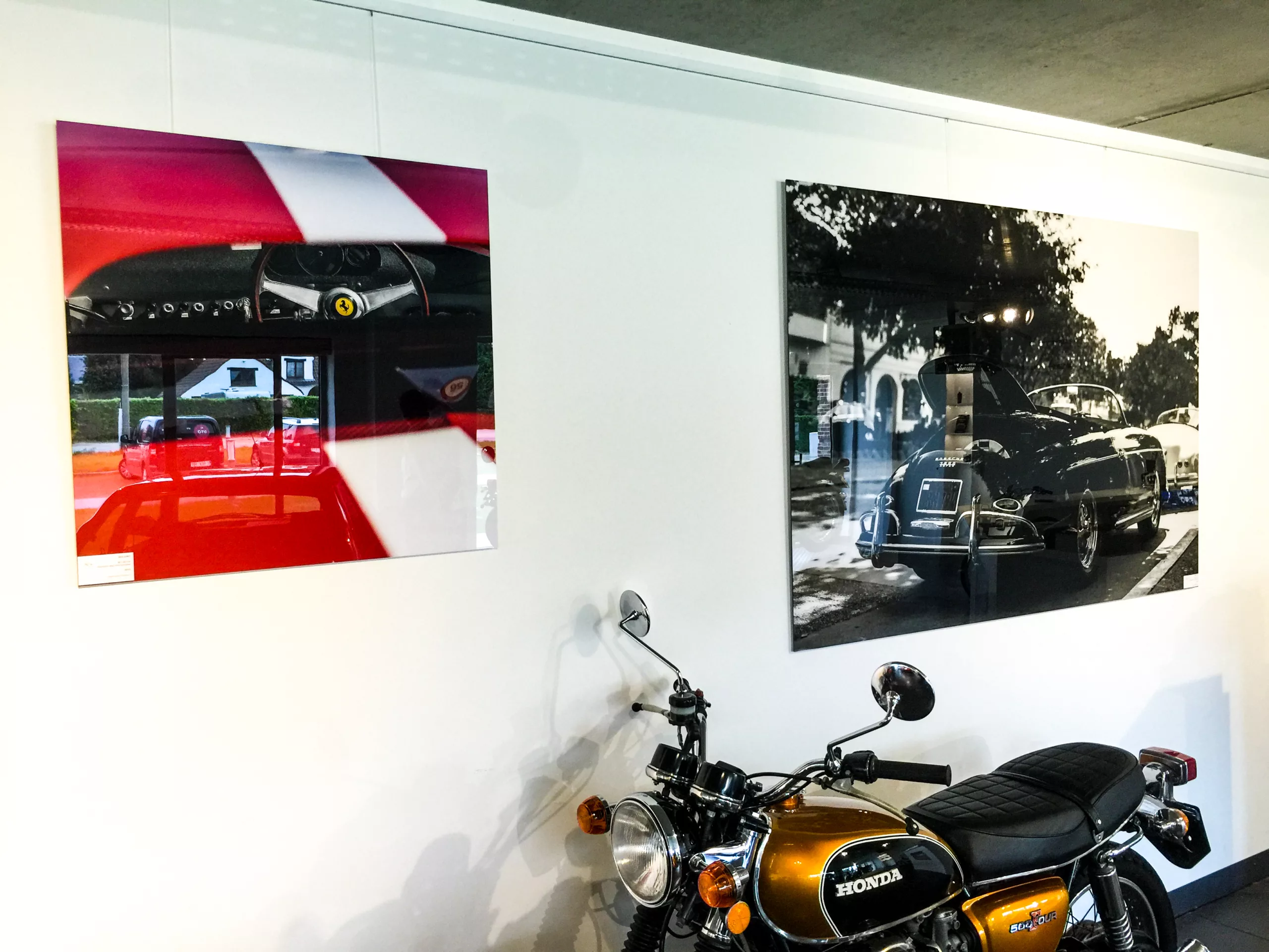 Œuvre Cars and Roses installée chez un client – impression fine art