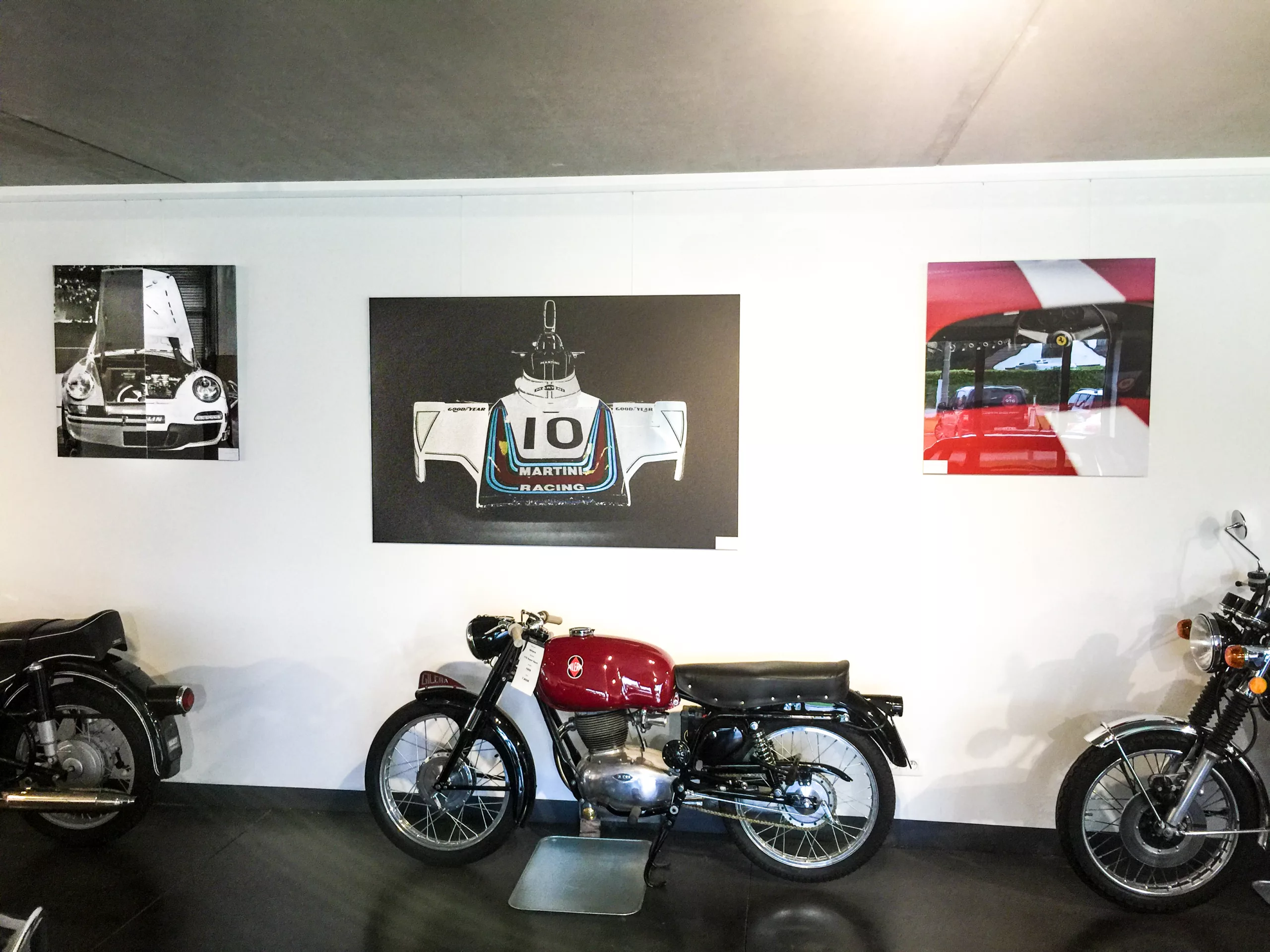 Œuvre Cars and Roses installée chez un client – impression fine art
