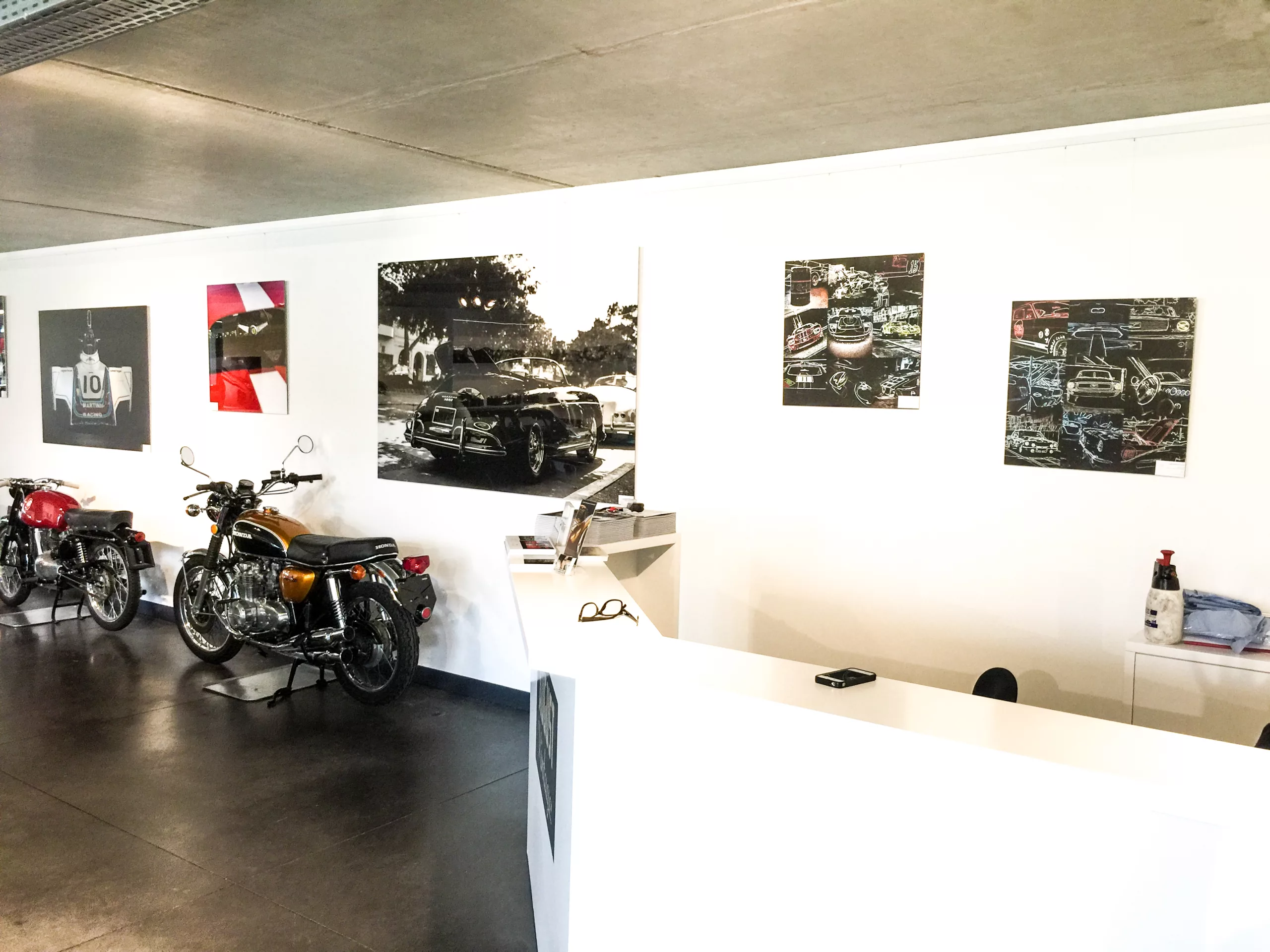 Œuvre Cars and Roses installée chez un client – impression fine art
