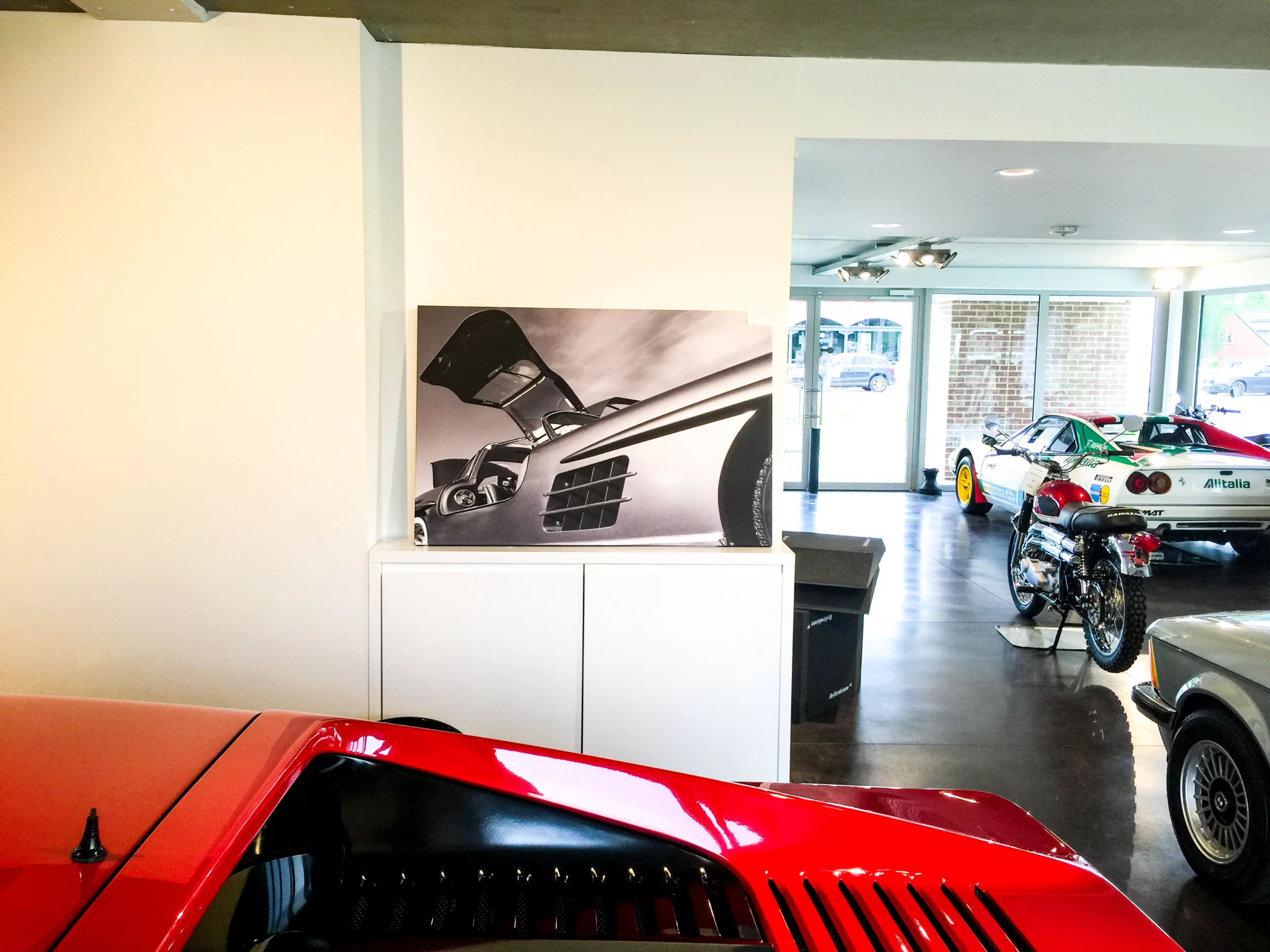Œuvre Cars and Roses installée chez un client – impression fine art