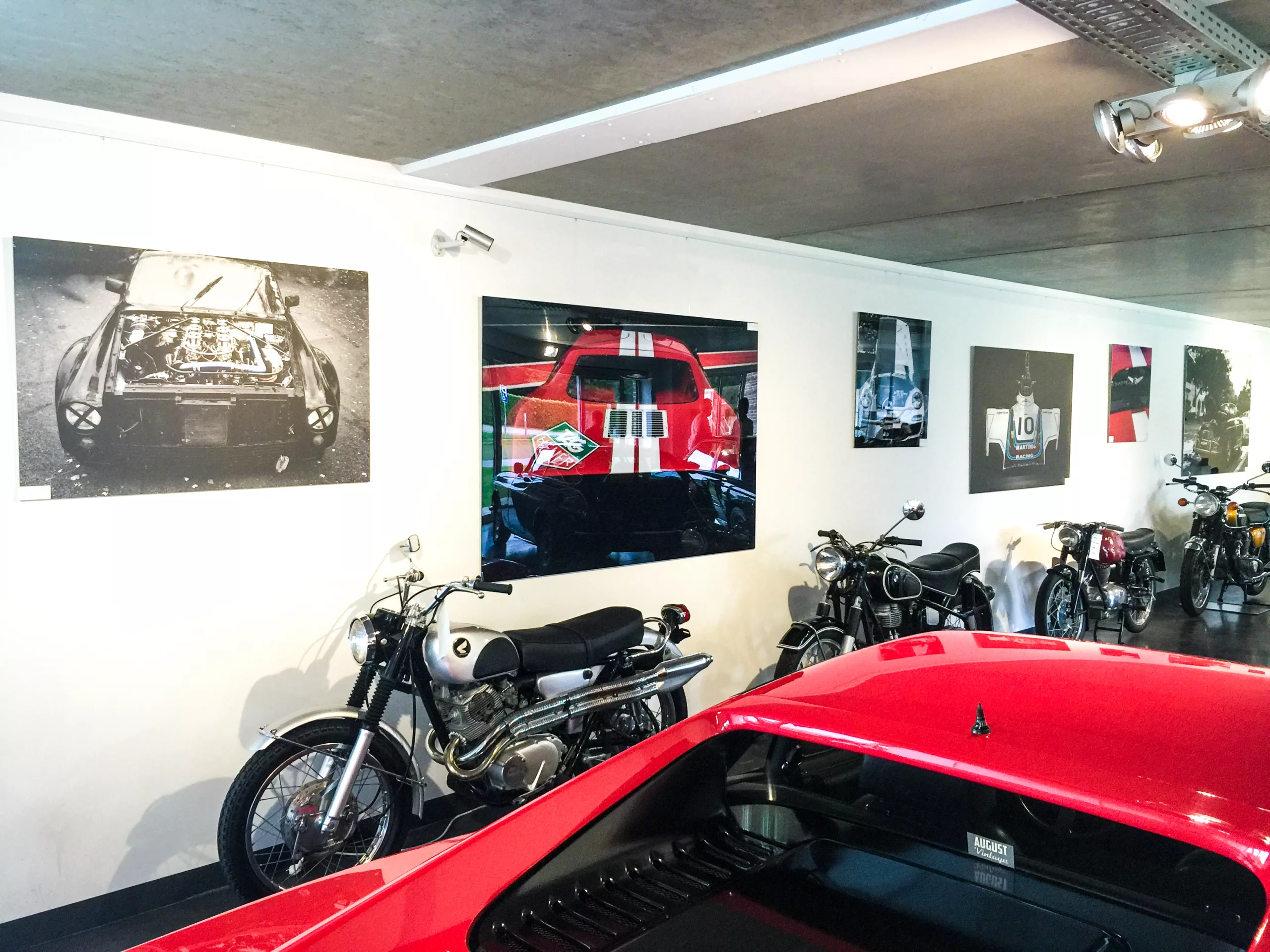 Œuvre Cars and Roses installée chez un client – impression fine art