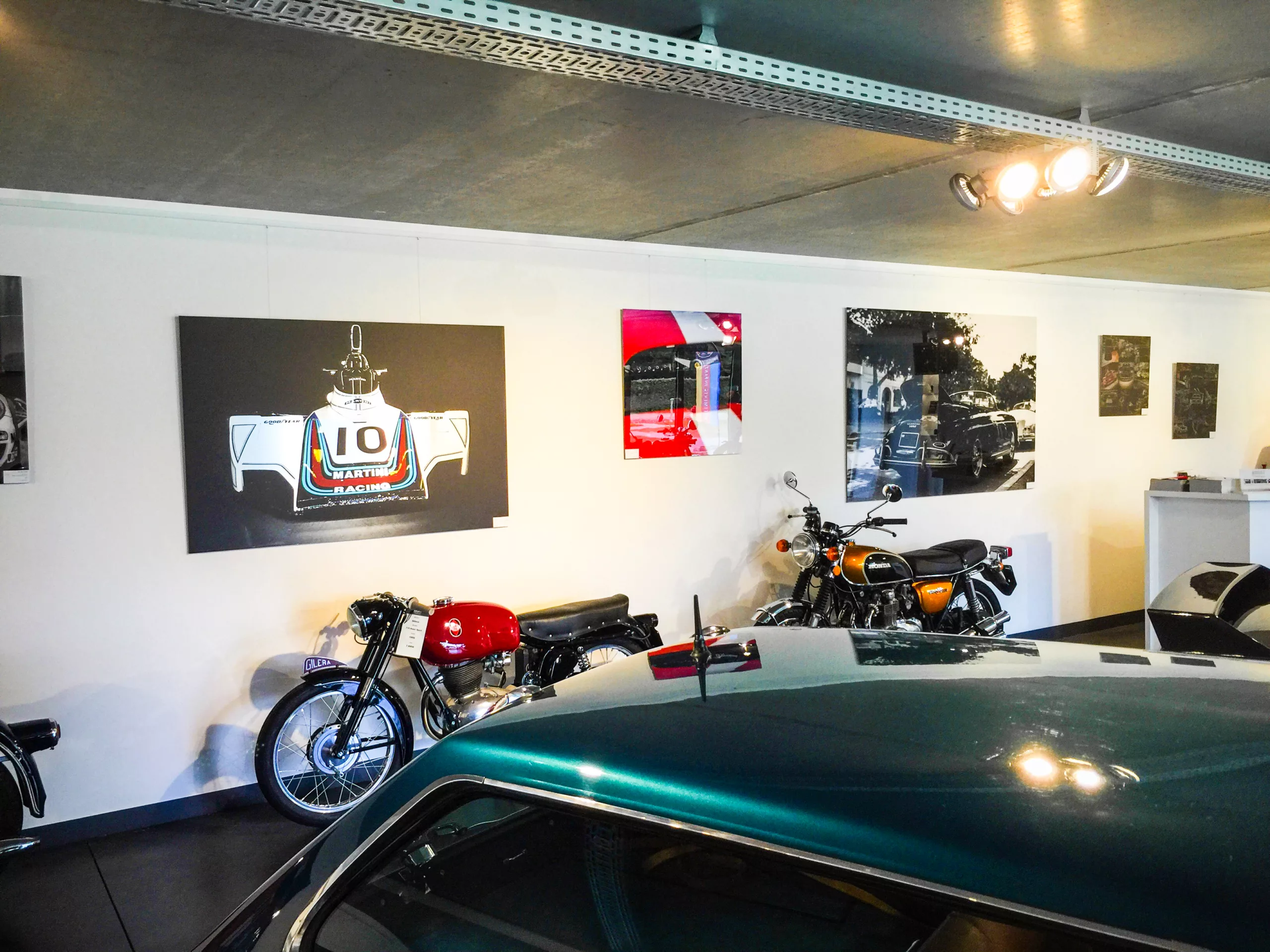 Œuvre Cars and Roses installée chez un client – impression fine art