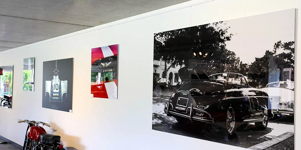 Tirage photographique encadré dans un couloir intérieur avec porte noire — Cars and Roses