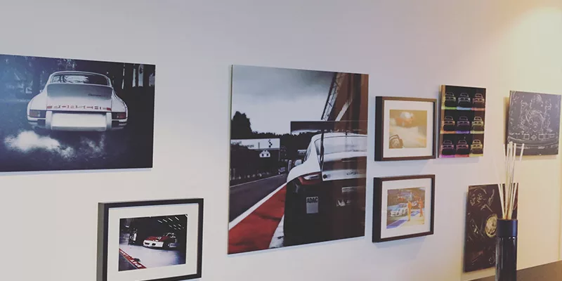 Tirage photographique automobile encadré installé chez un client — Cars and Roses