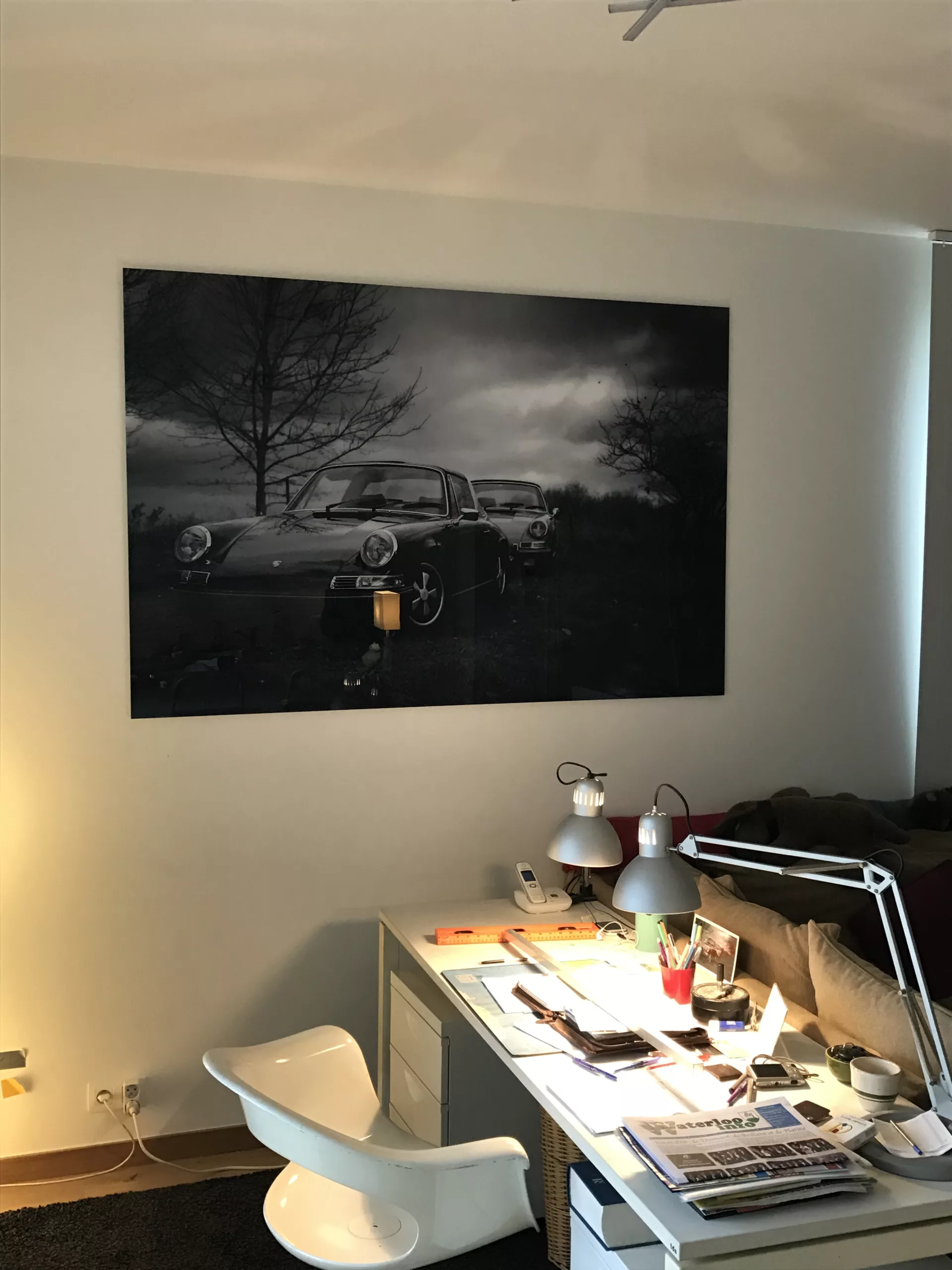 Grand tirage photographique de paysage désertique encadré sur mur blanc — Cars and Roses
