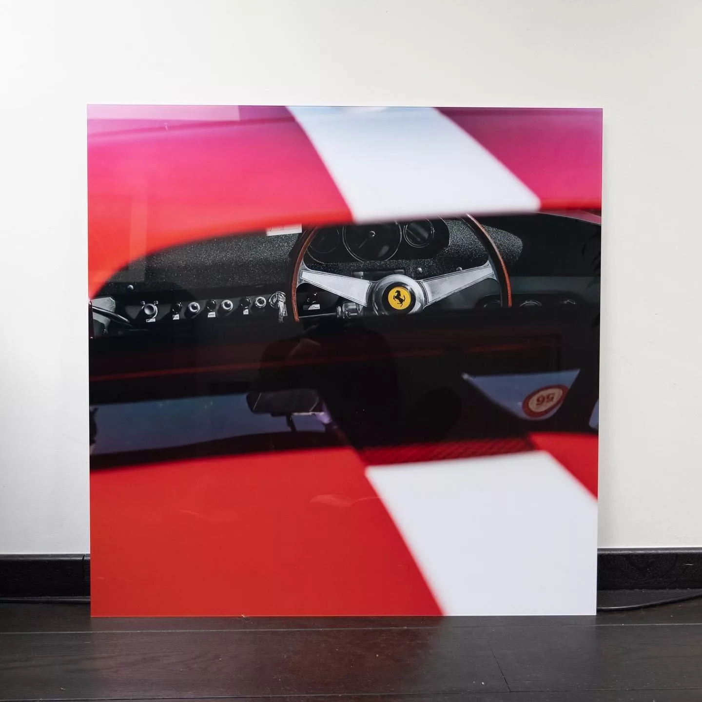 Gros plan sur un tirage photographique abstrait rouge et blanc d'une voiture de course — Cars and Roses